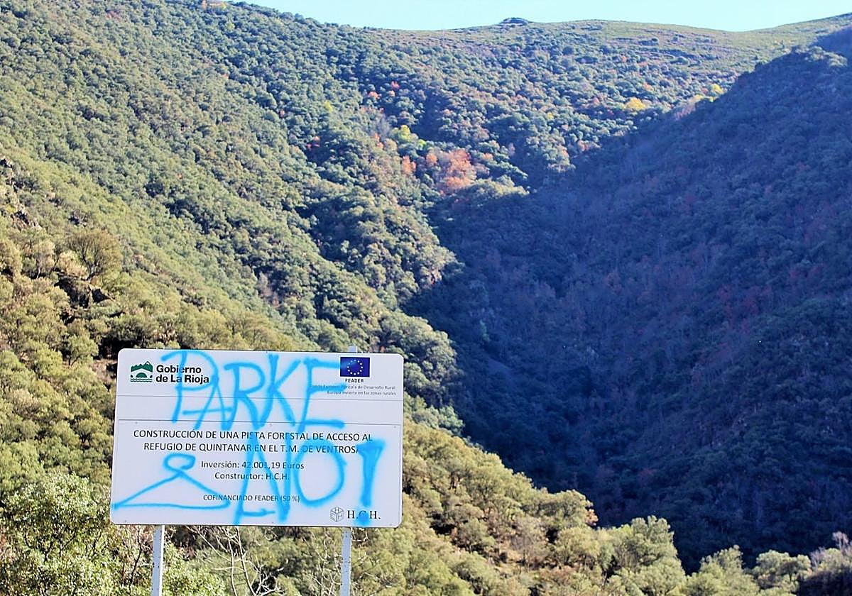 Pintada en contra del parque natural Alto Najerilla en un cartel del Gobierno de La Rioja en la carretera LR-113, entre Mansilla y Anguiano, en noviembre de 2022.