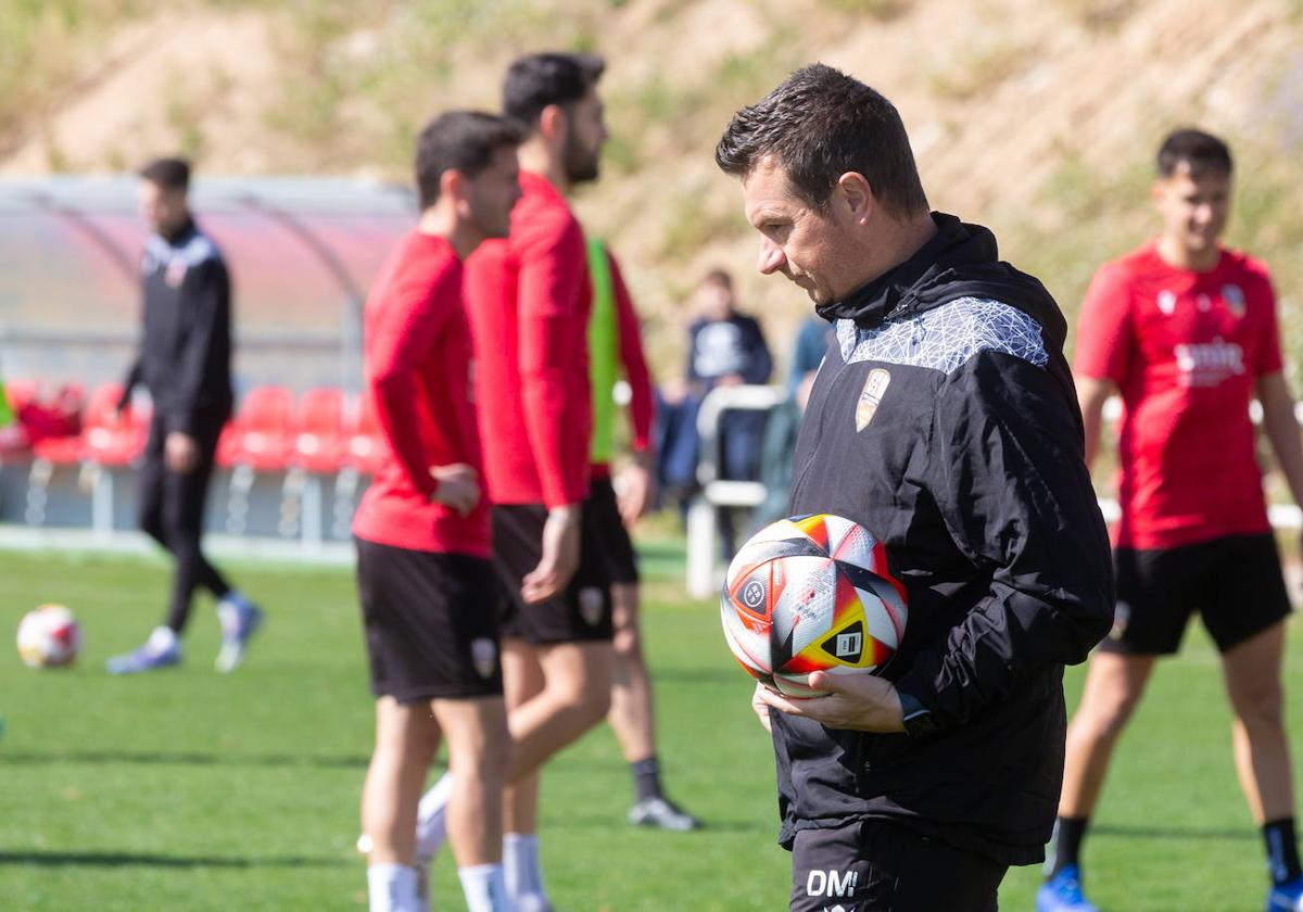 Diego Martínez, en un entrenamiento en Valdegastea, regresa a La Salera, donde ejerció varias campañas.