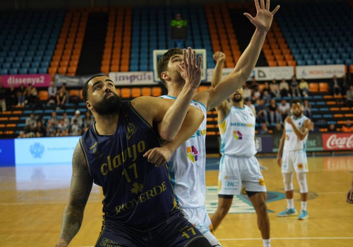 Yasin Kolo pelea por un balón en la zona de pintura.