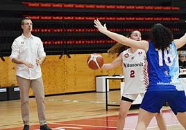 Ramiro García, entrenador del Unibasket, observa a Alonso.