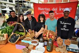 Miembros de El Colletero y de la Cooperativa de Frutos del Campo Villavieja de Nalda posan con algunos de los productos agrícolas del valle del Iregua a la venta.