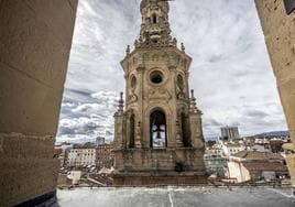 Campanario de la torre sur o de San Pablo visto desde la norte o de San Pedro, la más accesible de la concatedral de La Redonda.