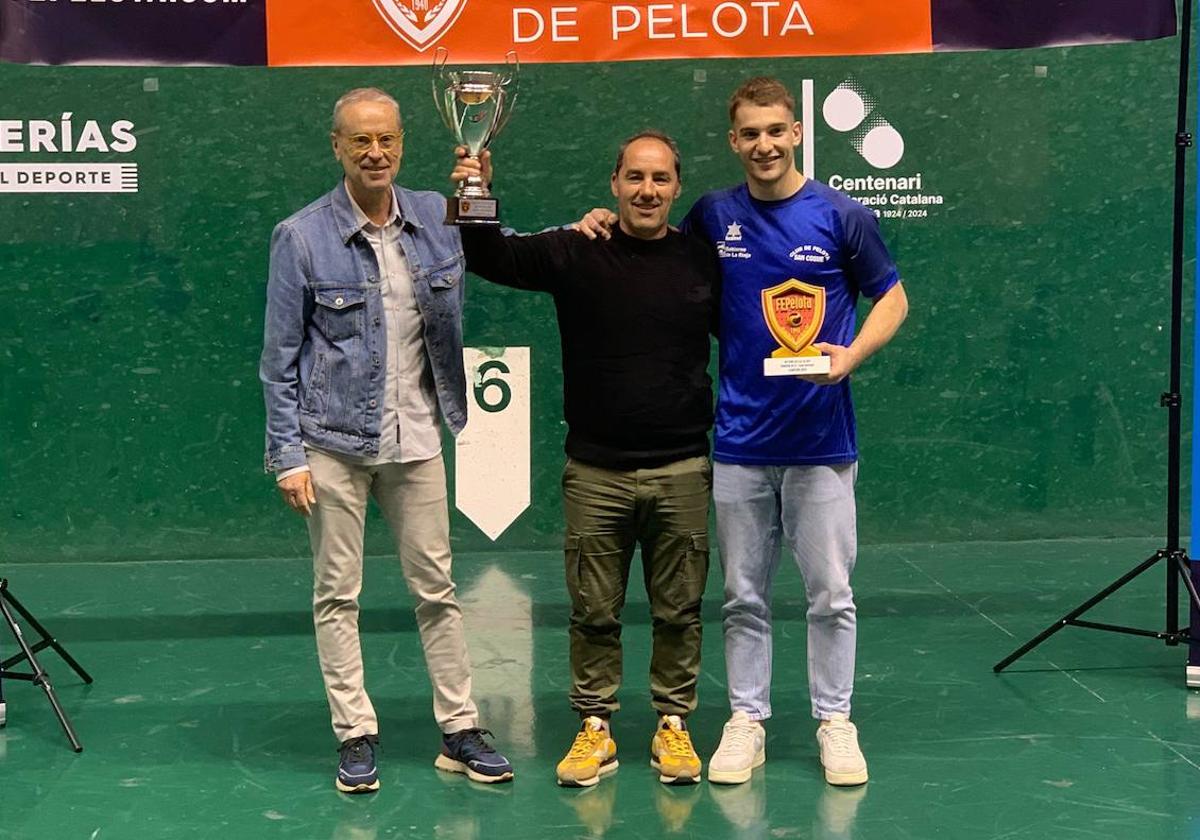 José Ángel Sáenz, Cuco, y Sergio Gutiérrez levantan los trofeos de campeones.