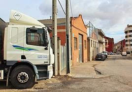 La granja de corderos Ganados Vallejo, a la izquierda, situada en la avenida de Navarrete de Lardero, con viviendas a escasos metros.