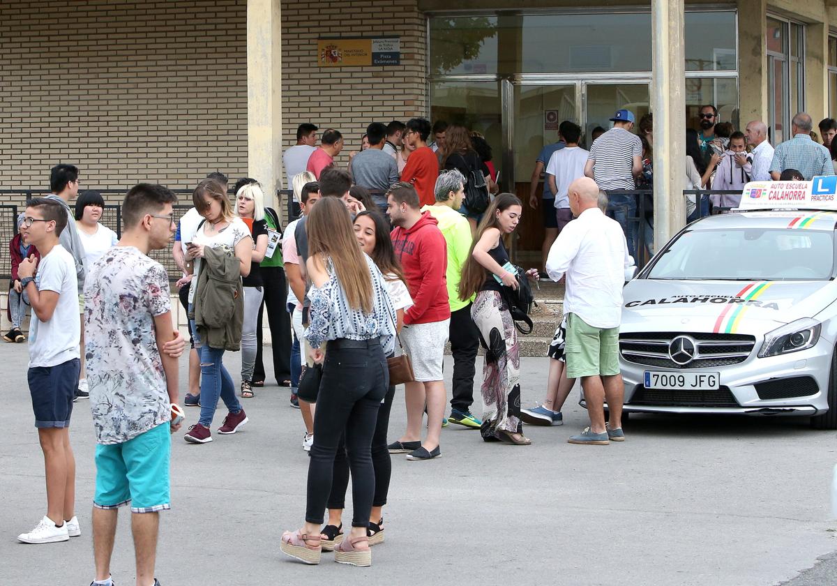 Ayudas económicas para el carné de conducir o estudiar oposiciones, parte de un programa de Juventud