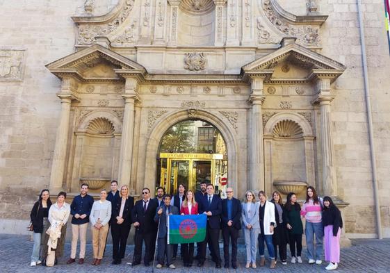 Representantes del pueblo gitano y políticos, frente al Parlamento de La Rioja.