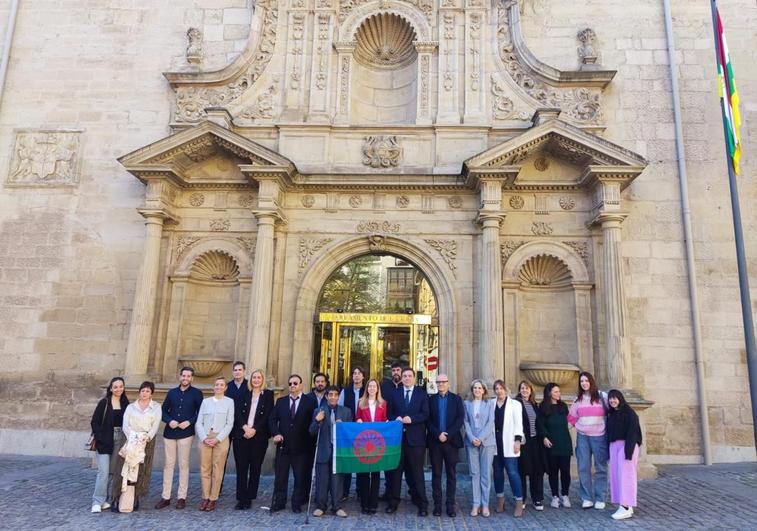 Representantes del pueblo gitano y políticos, frente al Parlamento de La Rioja.