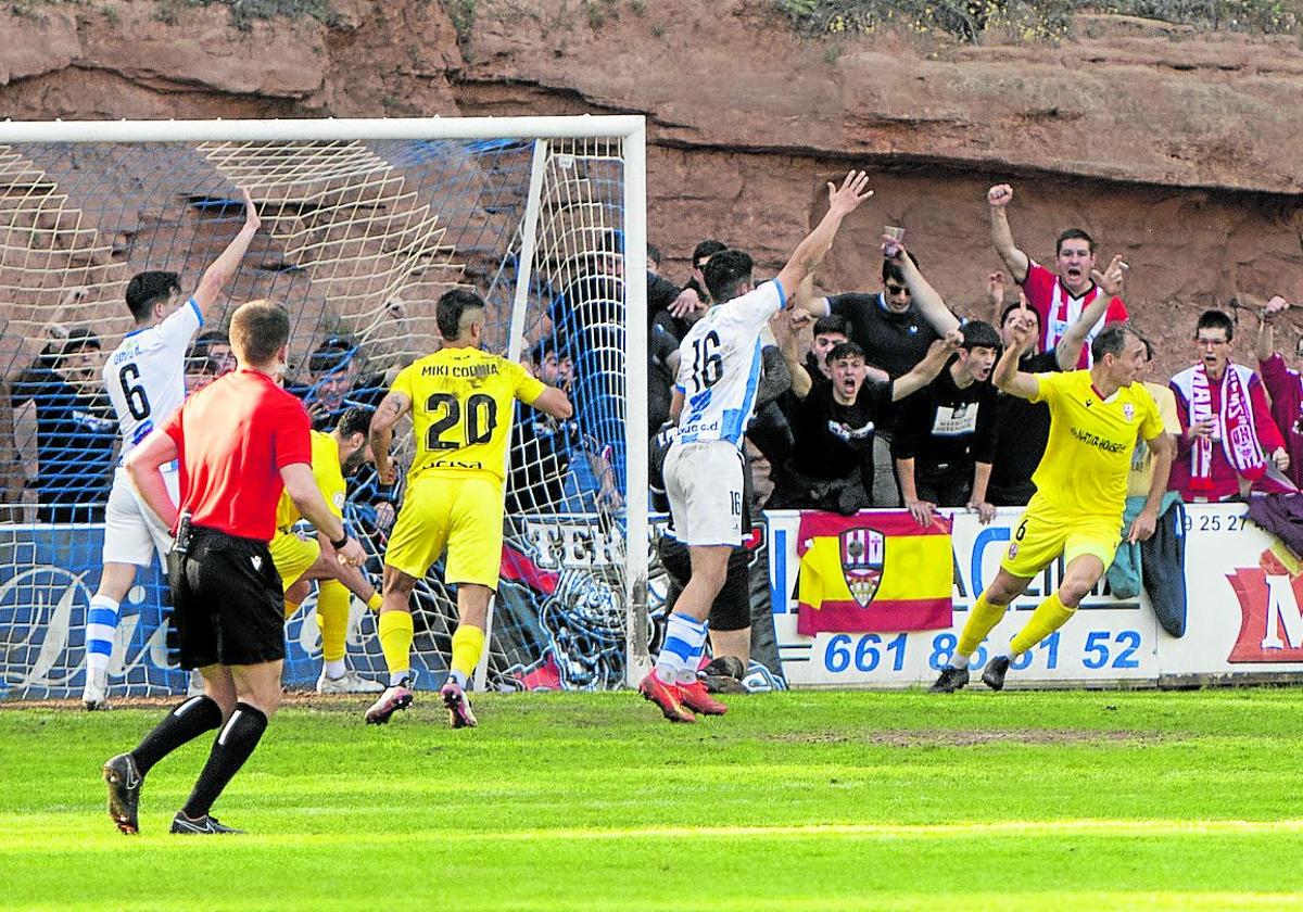 Andoni Ugarte celebra, a la derecha, su primer gol al Náxara.