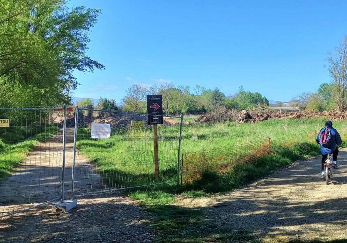 Desvío de la Vía Romana en Villamediana, a la salida de Logroño, que conduce hacia La Ribaza.