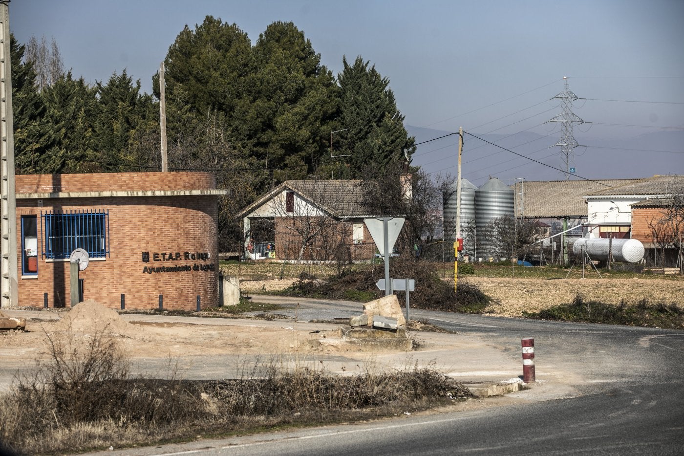 Instalaciones de Champilar, a la derecha, situadas junto a la estación potabilizadora de aguas de Logroño, en Lardero, a la izquierda.