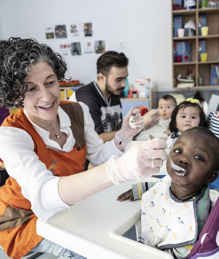 Imagen secundaria 2 - Empleados y voluntarios de la Cocina Económica desarrollan su labor.