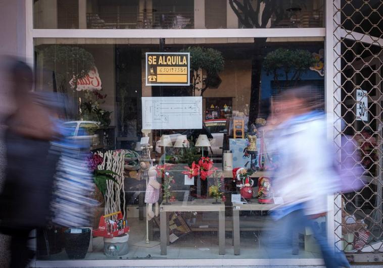 Comercio, en Logroño, con el cartel de se alquila