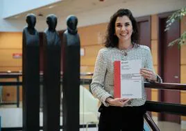 Julia Pérez Sáenz posa con su tesis en el rectorado de la UR.
