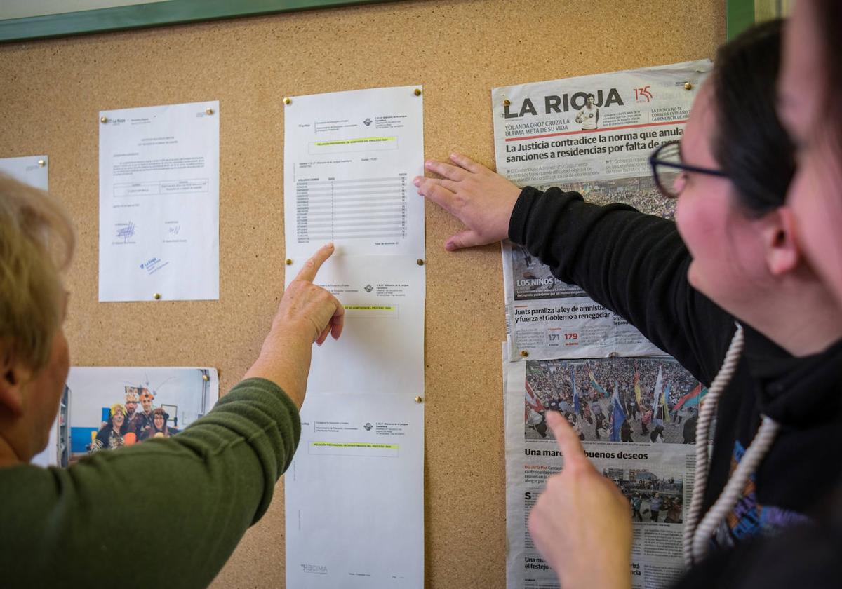 Unas mujeres comprueban el listado de alumnos admitidos en el Milenario de la Lengua