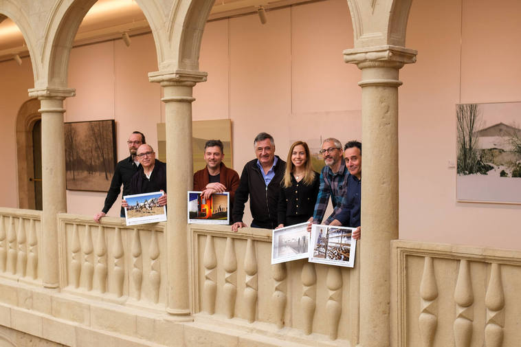 Abel Alonso, Sergio Espinosa, Rafael Lafuente y Fernando Díaz, con sus fotografías, junto al presidente de la AiG, la presidenta del Parlamento y Gervasio Sánchez.