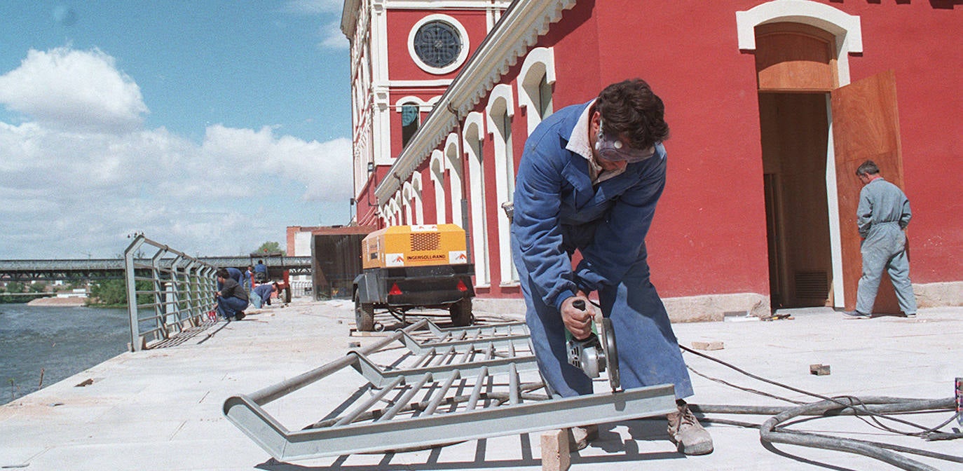 Imagen secundaria 1 - Antes, durante y después de las obras de rehabilitación a finales de los 90 (con el acto de inauguración el 22 de abril de 1999).