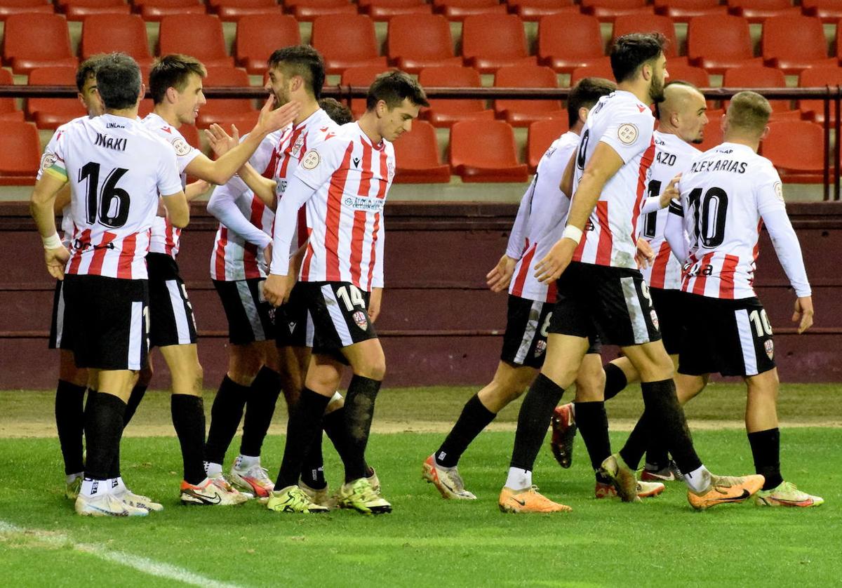 La UD Logroñés celebra uno de sus goles en Las Gaunas, ante el Utebo.