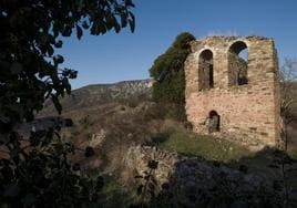 Iglesia de Santa María de Robres del Castillo, en ruina.