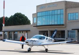 Una aeronave de la escuela de pilotos FlyBy, en el día de sus primeras operaciones en la pista de Agoncillo.