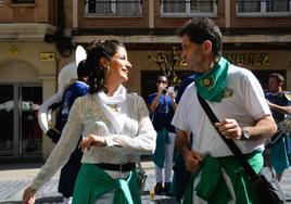 A la izquierda, Ana Garrido bailando con su padre. Arriba, la charanga La Unión, de pascalles con la peña Calagurritana.