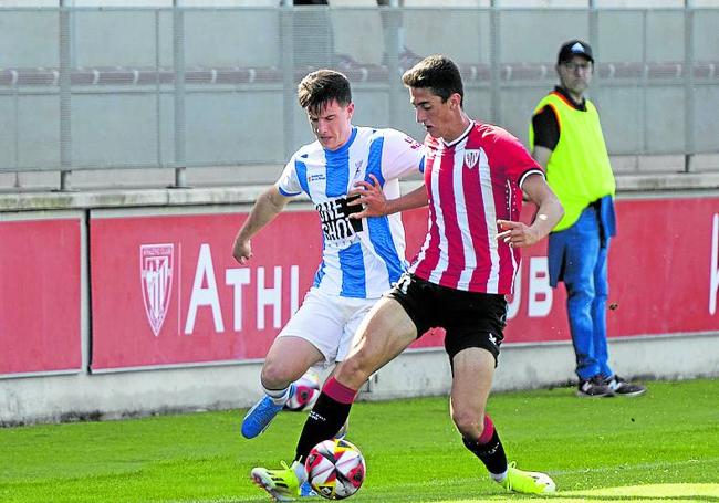 David intenta hacerse con el balón en una incursión del Athletic B.