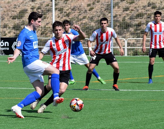 Curro corre por el campo para quitarle el balón a David Pérez en la disputa del partido de ayer en la Ciudad Deportiva.