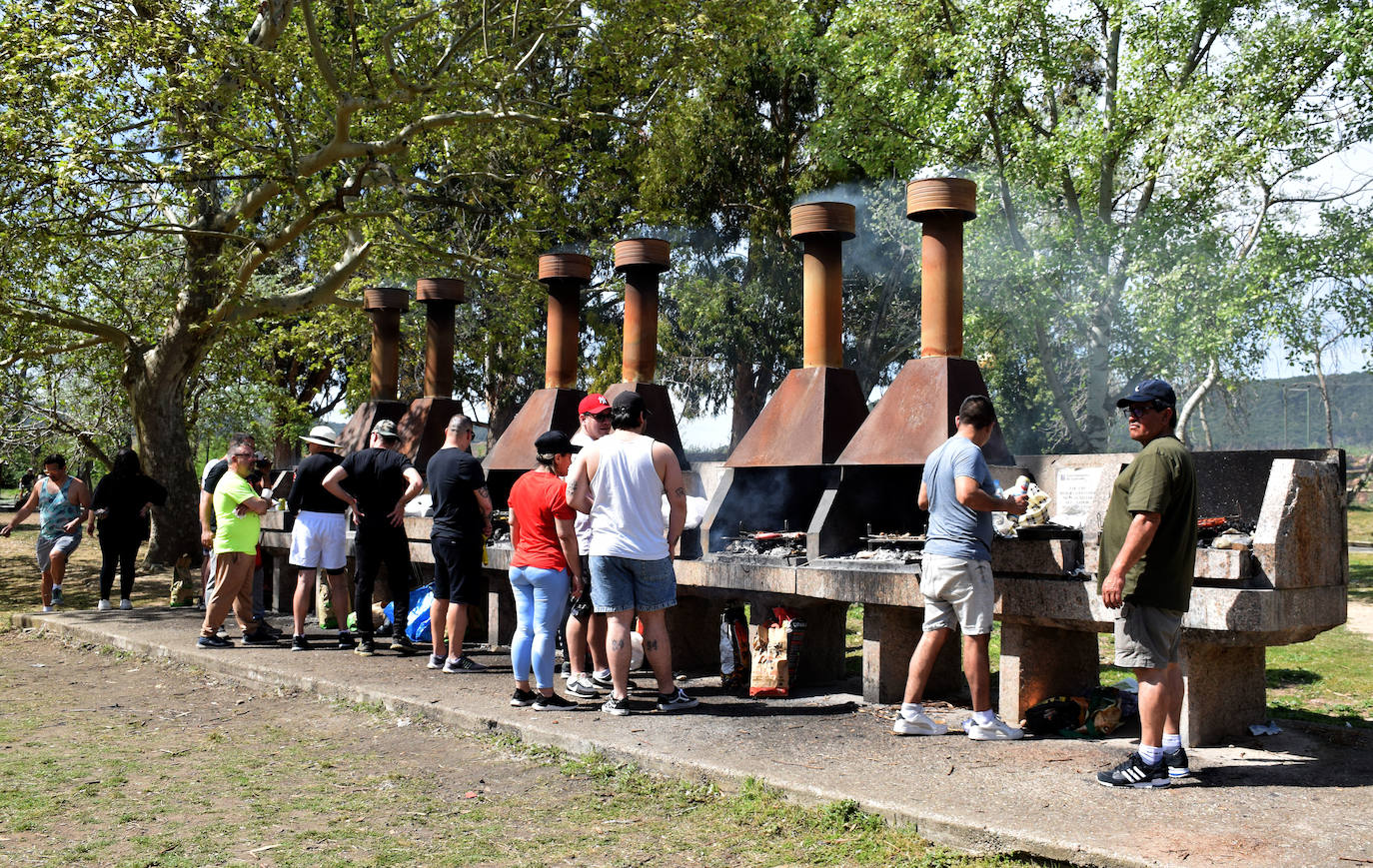 Mucha gente y pocos asadores en La Grajera