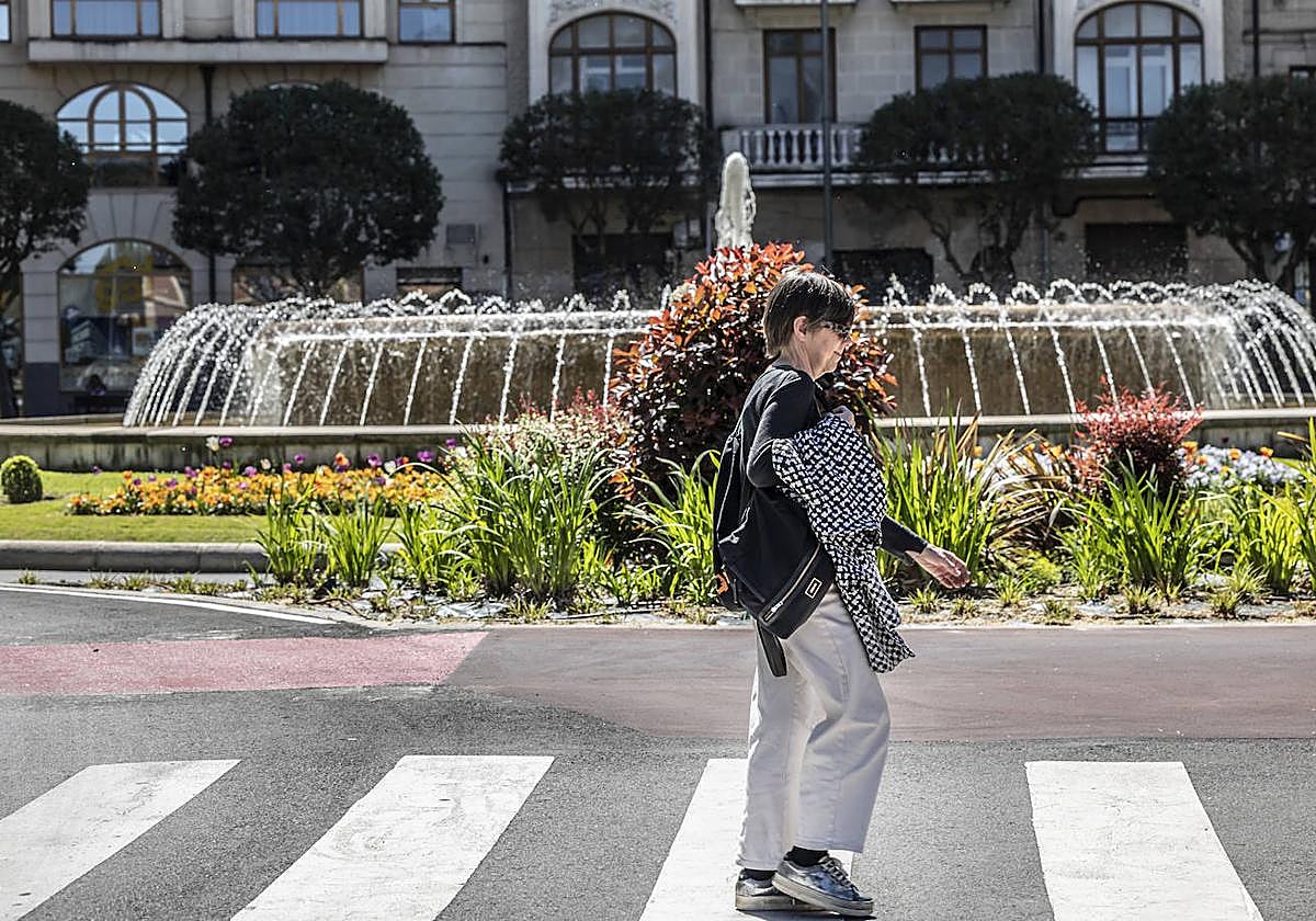 Una mujer pasa el viernes frente a la fuente de Murrieta en Logroño.