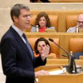 Los diputados socialistas siguen la comparecencia de Capellán en el Parlamento.