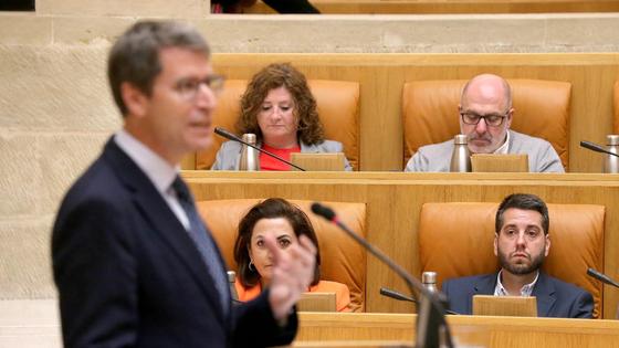 Los diputados socialistas siguen la comparecencia de Capellán en el Parlamento.