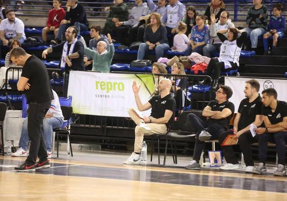 El cuerpo técnico del Clavijo se lamenta por una decisión arbitras en el choque contra Cantabria.