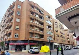 Imagen del edificio, desde cuyo cuarto piso se ha producido la caída.