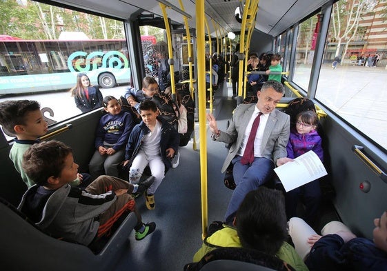 Escobar, este martes, dentro de uno de los dos nuevos autobuses junto a escolares logroñeses.