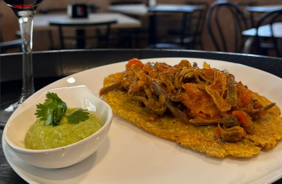 Patacón pisado con carne mechada y guacamole. Otros pinchos: Coqueteo de yuca con alegría riojana