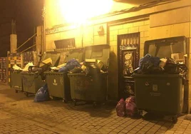 Contenedores en el Casco Antiguo, cuando aún no se había implantado el sistema de recogida puerta a puerta.