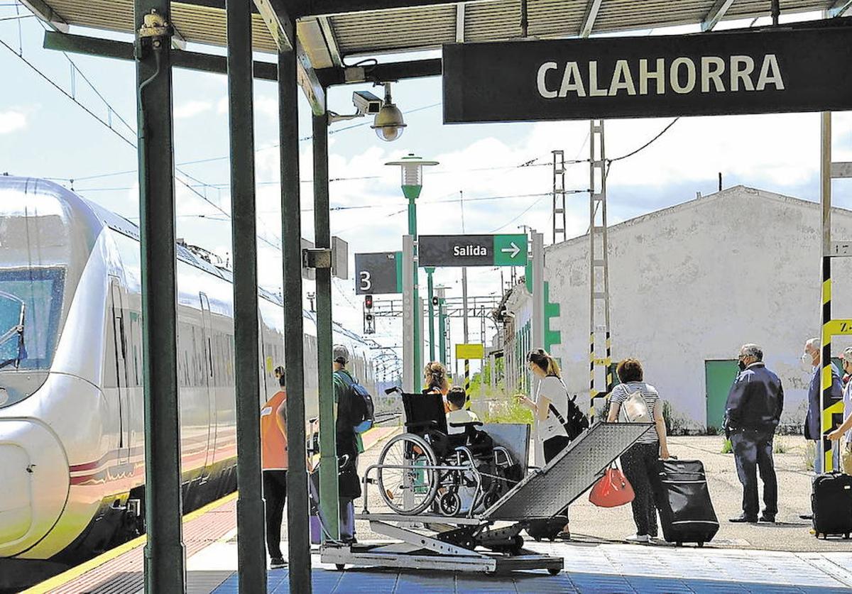 Pasajeros esperan a un tren en la estación de Calahorra