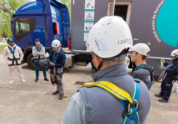 Un especialista da las instrucciones precisas a los alumnos participantes en el curso desarrollado ayer en el recinto ferial de Albelda.