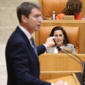 El presidente Capellán interviene en el Parlamento ante la mirada de su predecesora, Concha Andreu