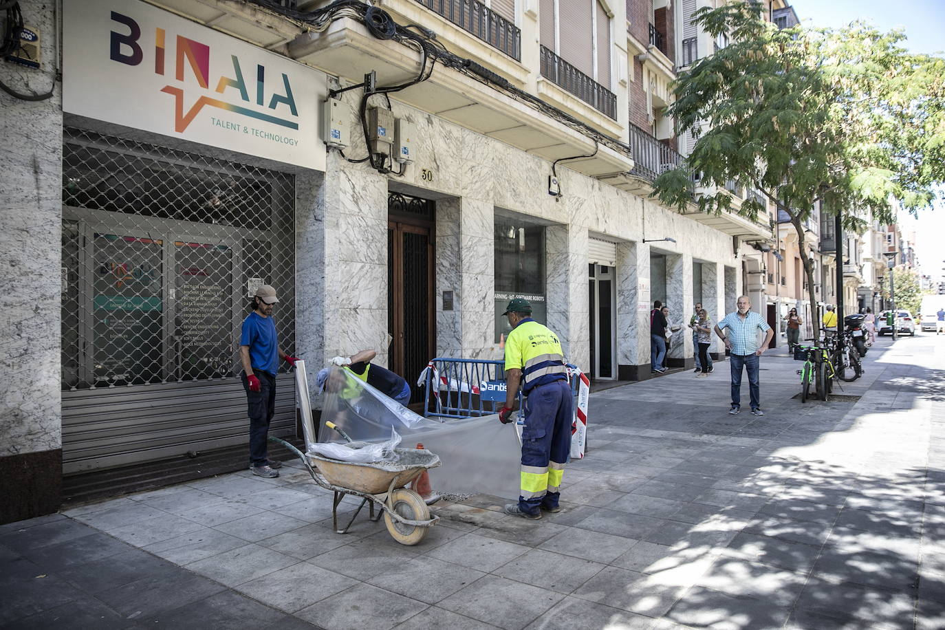 Las peatonales de las conocidas como Cien Tiendas presentan no pocos locales vacíos y escaparates a la espera de una nueva oportunidad.