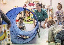 Varios pequeños atienden a la profesora, ayer, en el centro de Educación Infantil, El Carrusel, en Logroño