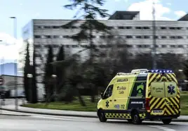 Una ambulancia llega al Hospital San Pedro de Logroño
