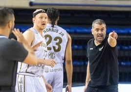 Jenaro Díaz da instrucciones a Knudsen.