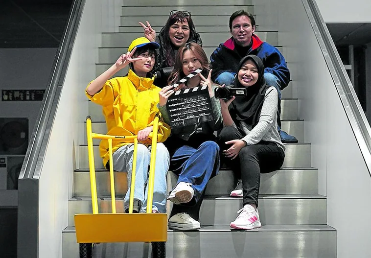Los estudiantes Estefanía González Barrio, Yunun Kim, Ahyun Lee y Fieqaree y el profesor José Díaz-Cuesta, en una pausa del rodaje del corto 'Finding Ana' en 2022.