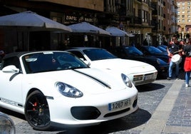 Vehículos Porsche y el grupo Batukada Street, en la calle Mártires.