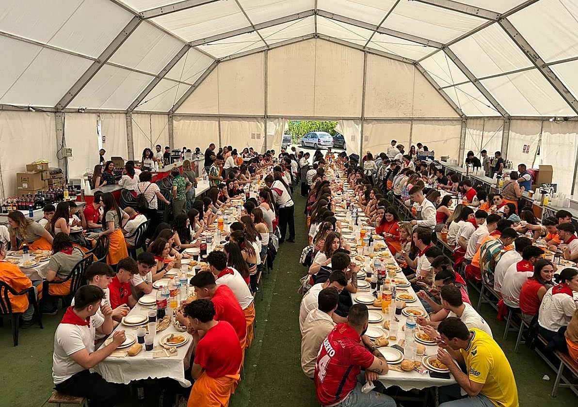 Comida joven en Rincón con 300 asistentes