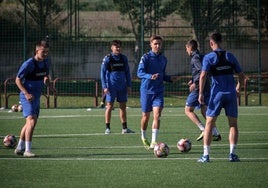 Los jugadores de la SD Logroñés realizan un ejercicio en el entrenamiento del viernes.