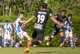 Villos pasa el balón ante la presión del Barbastro, durante el encuentro de este domingo disputado en La Salera.