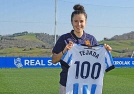 Tejada posa con la camiseta que celebra sus cien partidos con la Real Sociedad.