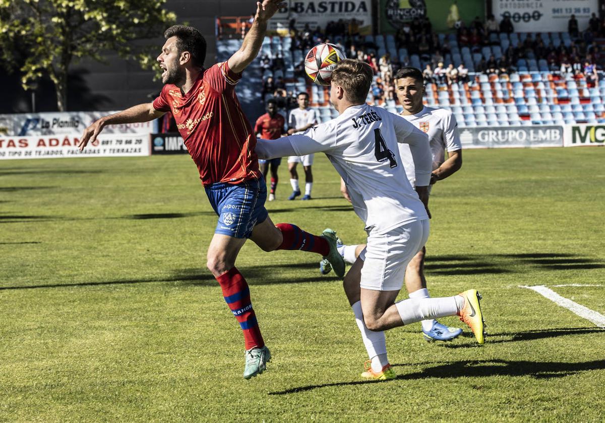 Un momento del partido entre el Calahorra y el Valle de Egüés.