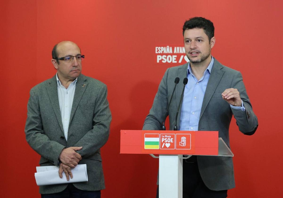 El diputado nacional del PSOE Raúl Díaz ha comparecido este lunes junto al exdirector regional de Infraestructuras, Vicente Urquía.